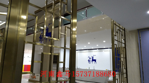 金色草原不銹鋼屏風安裝現(xiàn)場圖.jpg 金色草原不銹鋼屏風安裝現(xiàn)場圖.jpg