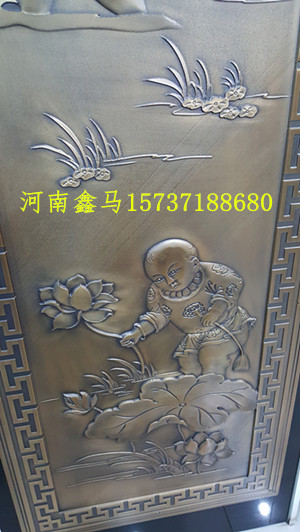 不銹鋼采荷圖中的男孩.jpg 不銹鋼采荷圖中的男孩.jpg