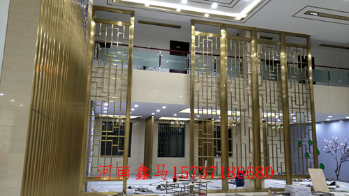 河南鑫馬工作人員安裝不銹鋼屏風現(xiàn)場圖.jpg 河南鑫馬工作人員安裝不銹鋼屏風現(xiàn)場圖.jpg