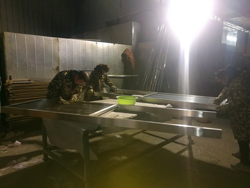 工人正在清洗不銹鋼屏風(fēng)