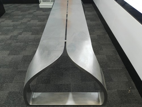 流線(xiàn)型不銹鋼長(zhǎng)椅側(cè)面